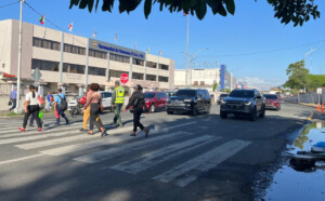 ¡Alivio! Agente de la DIGESETT pone orden en peligroso cruce peatonal de la Kennedy esquina San Martín