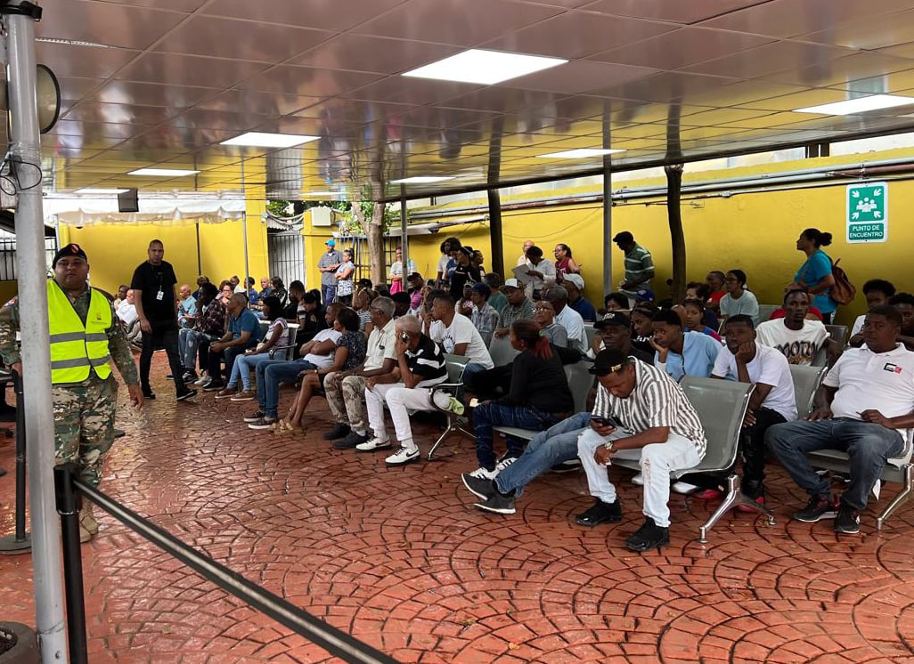 Normalidad y fluidez marcan  segundo día jornada de renovación de cédulas en el Distrito Nacional