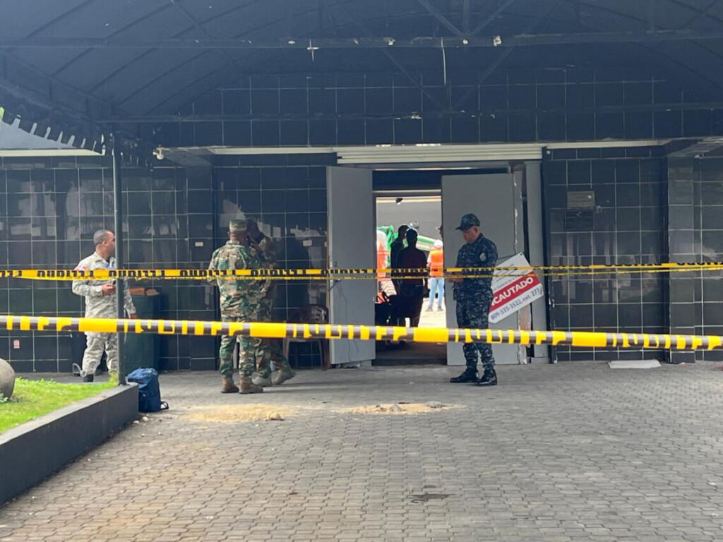 Agentes de la Policía Nacional mantienen bajo extrema medida de seguridad en toda el área donde están los restos de la edificación del Jet Set. Foto/Jorge González