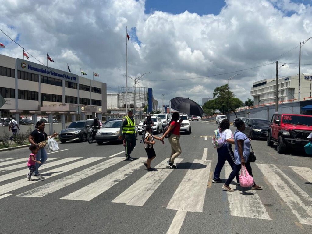 Sin el agente de tránsito cruzar este peatonal  a cualquier hora por este lugar representa un peligro inminente para las personas