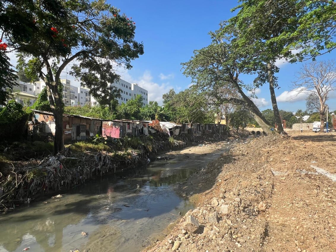 Trabajos ampliación avenida Colombia avanzan, pero aún faltan personas por sacar del área de peligro