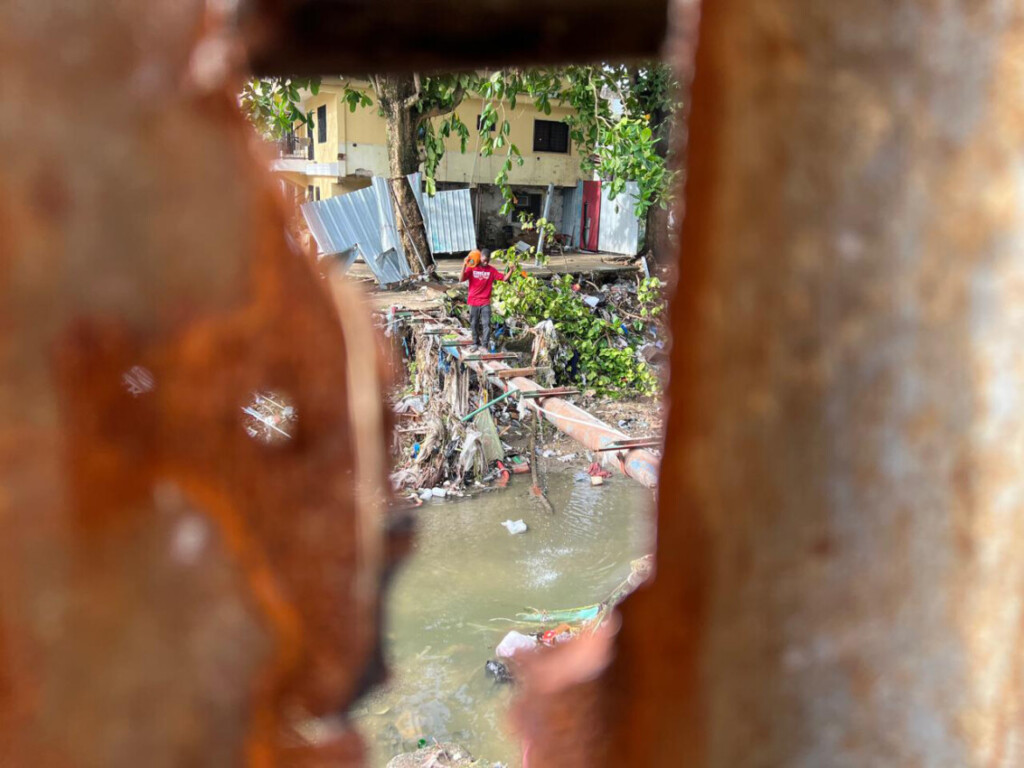 Un niño cruza por un puente peatonal destruido en Las 800 de Los Ríos una zona de desastre después de las lluvias. Jorge González