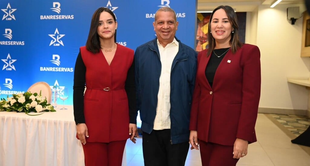 Yubelkis Ramírez Viñas,  vicepresidenta de Mercadeo de Banreservas; el periodista Leo Corporán y  Alieska Díaz, vicepresidenta ejecutiva senior Administrativa de Banreservas.