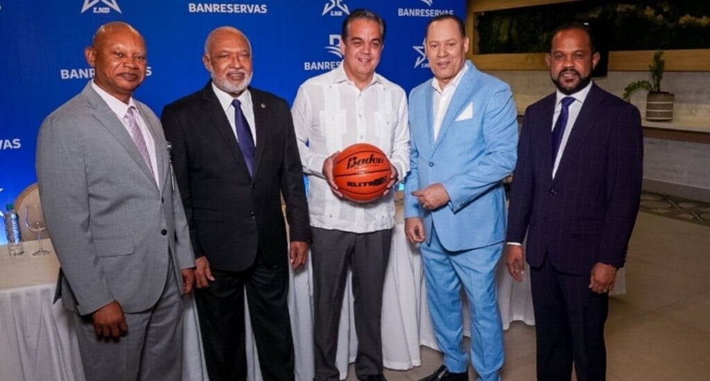 Oscar Peña, gerente de división prensa del Banreservas; Nelson Encarnación, asesor de Relaciones Públicas  de la entidad bancaria;  Antonio Mir, presidente LNB;  el periodista  Franklin Mirabal  y Héctor Romero, asesor de comunicaciones del Banco del Banco de Reservas.