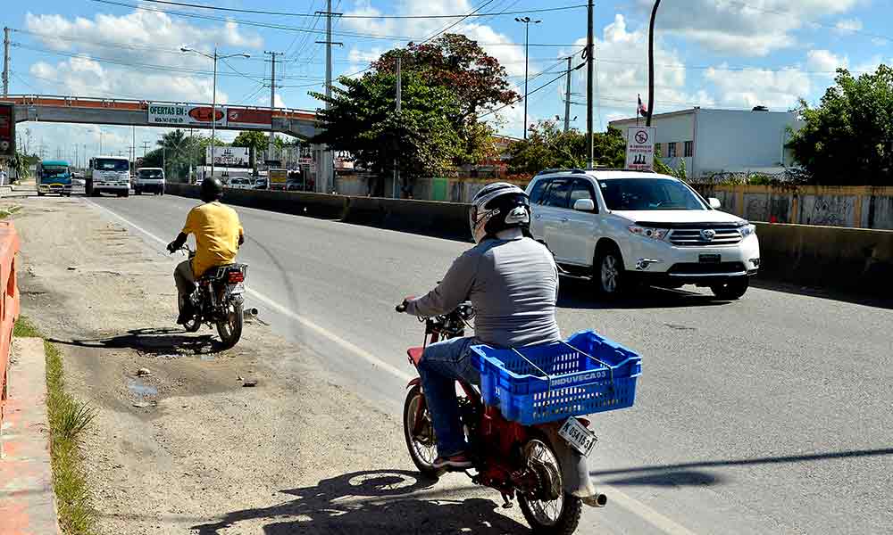Manejar en vía contrario se ha convertido en una práctica para los motociclistas.