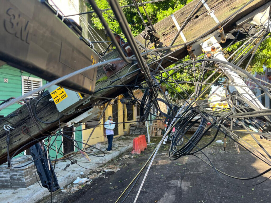  Antes y durante de un ventarrón, se recomienda alejarse de ventanales, evitar refugiarse bajo árboles viejos y asegurar objetos sueltos en techos o balcones que puedan ser proyectados por el aire.