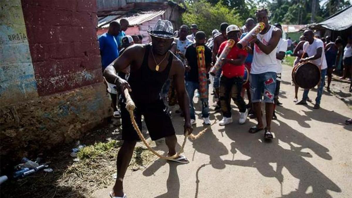 Pese a prohibición, grupo de haitianos realizó gagá con machetes en plena Semana Santa