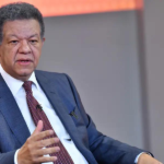 La analogía musical de Leonel: ¿Cómo la improvisación del gobierno “estrangula” el bolsillo del dominicano?