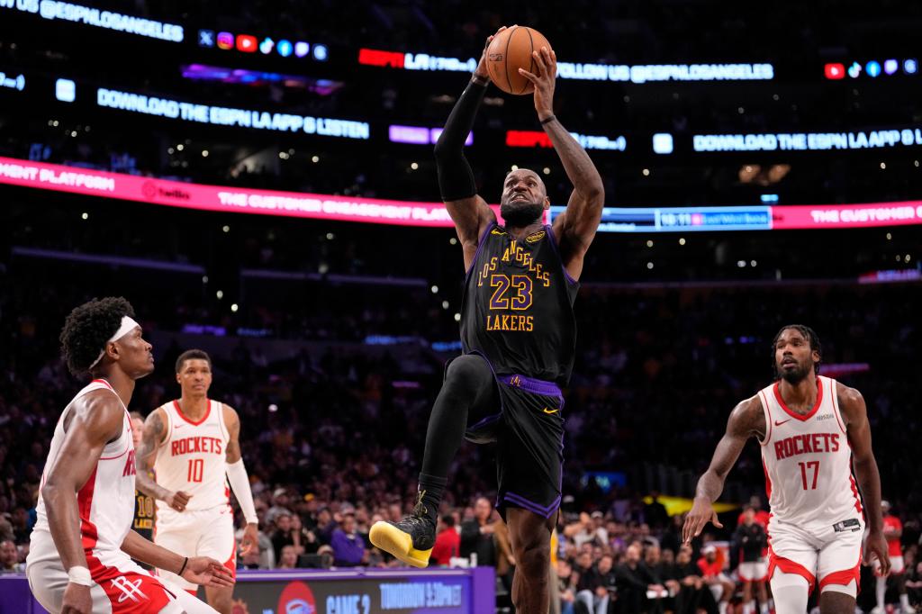 ¡La edad no es límite para Lebron James!         Lidera a los Lakers en triunfo sobre Rockets