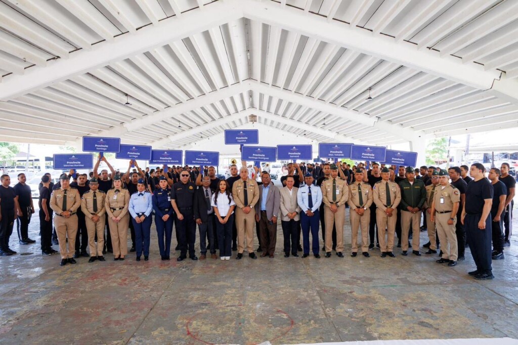 El director general de Migración, vicealmirante Luis Rafael Lee Ballester, recibió a 185 aspirantes. / Fuente externa.