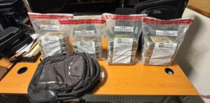 Ocupan 37 paquetes cocaína a dos extranjeros en el AILA