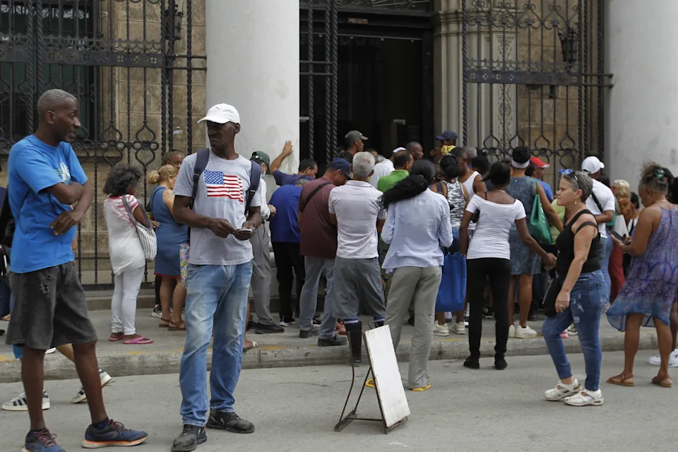 Crisis de efectivo en Cuba: «¿Por qué los ancianos tenemos que pasar tanto trabajo?»