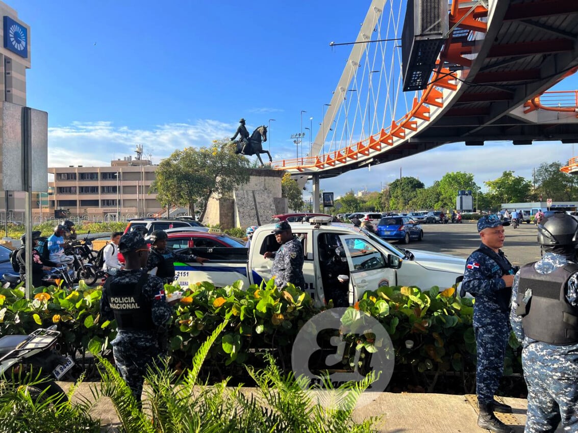 Puentes y avenidas de la capital de República Dominicana amanecen militarizados