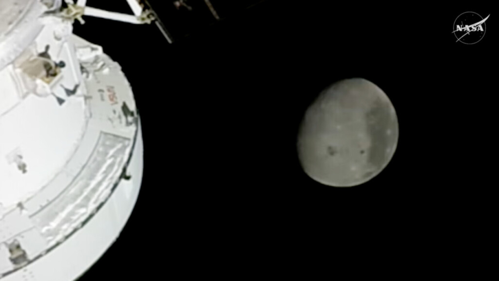 En esta imagen de un video proporcionado por la NASA, se ve la Luna desde una cámara ubicada fuera de la nave espacial Orion después de que los astronautas de Artemis II superaran la mayor distancia jamás recorrida por humanos desde la Tierra, el lunes 6 de abril de 2026. (NASA vía AP)