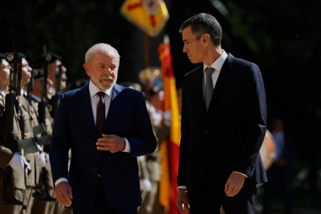 El presidente del Gobierno español, Pedro Sánchez (derecha), conversa con el presidente de Brasil, Luiz Inácio Lula da Silva, durante una cumbre entre España y Brasil celebrada en Barcelona, ​​España, el viernes 17 de abril de 2026. (Foto AP/Joan Monfort)