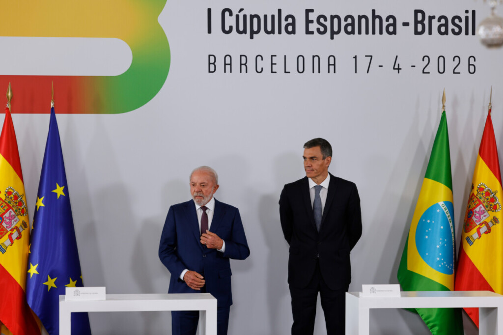El presidente del Gobierno español, Pedro Sánchez (derecha), posa junto al presidente de Brasil, Luiz Inácio Lula da Silva, durante una cumbre entre España y Brasil celebrada en Barcelona, ​​España, el viernes 17 de abril de 2026. (Foto AP/Joan Monfort)