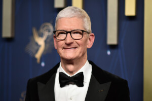 Fin de una era: Tim Cook deja puesto de CEO de Apple y el liderazgo pasa al jefe de hardware