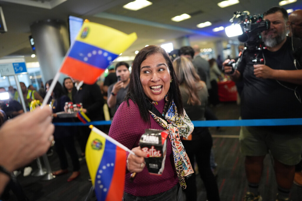 Una pasajera aborda el vuelo AA3599 de American Airlines, el primer vuelo comercial directo entre Estados Unidos y Venezuela en siete años, el jueves 30 de abril de 2026, en el Aeropuerto Internacional de Miami.  (AP Foto/Rebecca Blackwell)