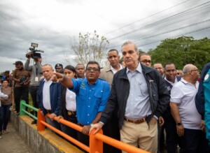 Abinader recorre Los Alcarrizos tras inundaciones