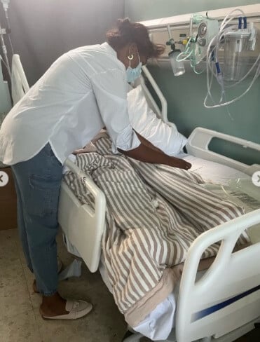 Elizabeth Silverio junta a su abuela en el hospital