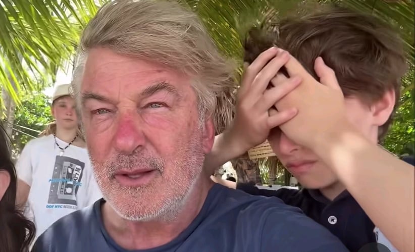 Alec Baldwin celebra sus 68 años en Las Terrenas y conmueve en las redes