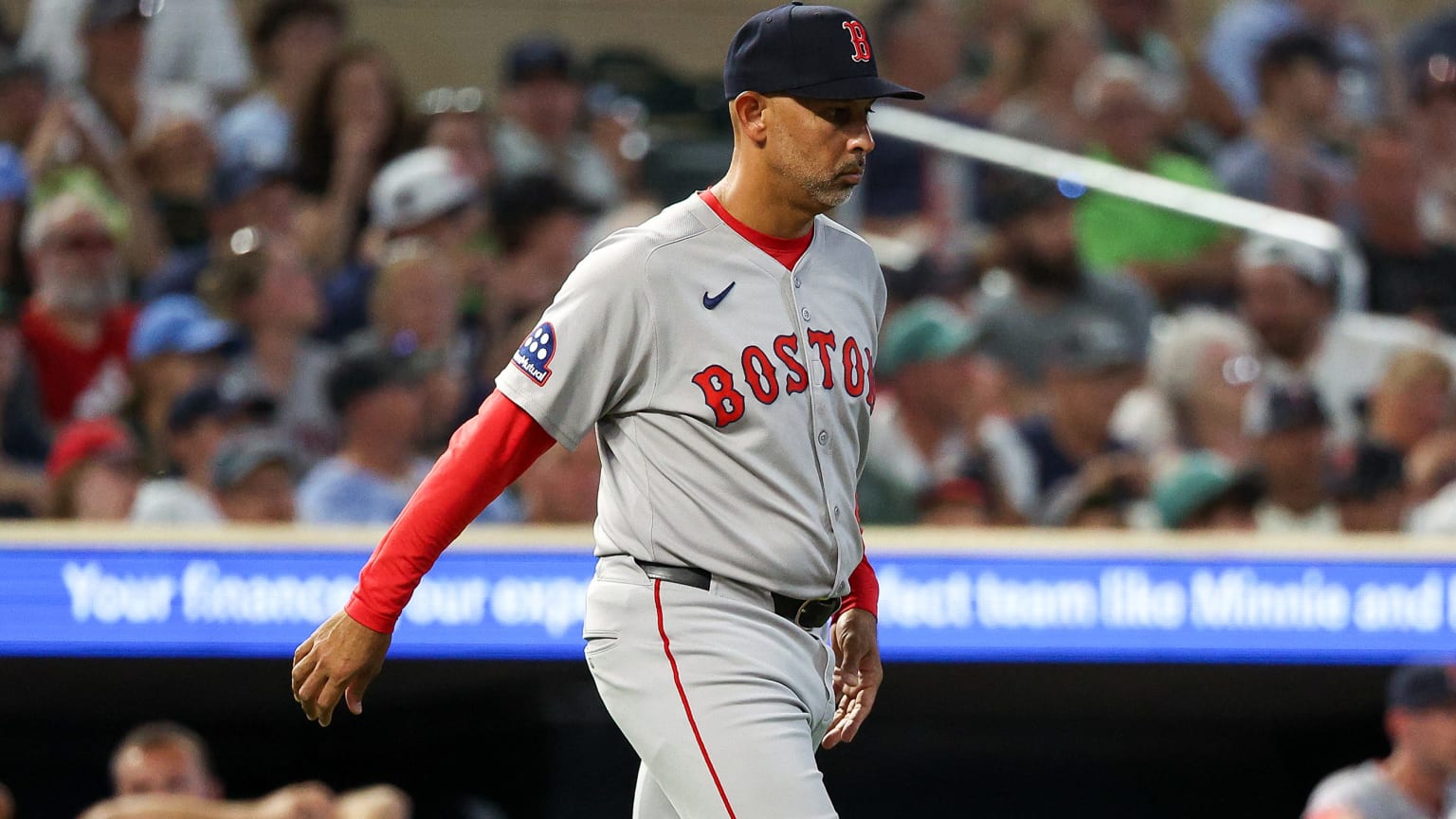 Crisis en los Medias Rojas: rescinden contratos del dirigente Alex Cora y parte del staff