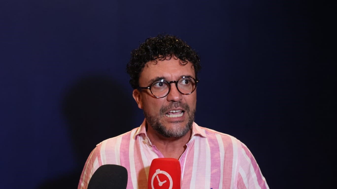 Andrés Cepeda cambia entrevista por fotos y respuestas al vuelo en Hard Rock Café