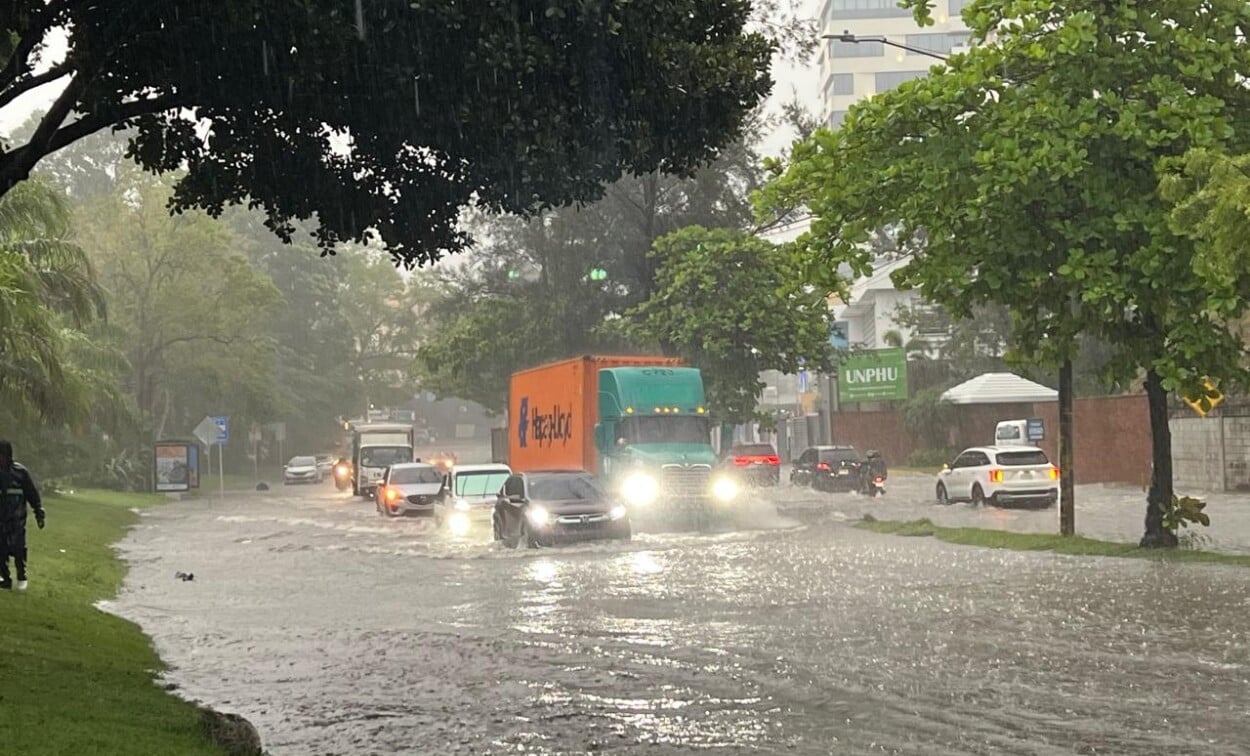 Lluvias hacen colapsar parte de Santo Domingo y el Distrito Nacional