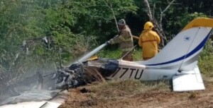 Trasladan a Santiago piloto y co-piloto heridos tras caída de avioneta en Dajabón
