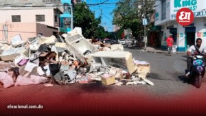 Denuncian basura y escombros toman calles de Villa Consuelo