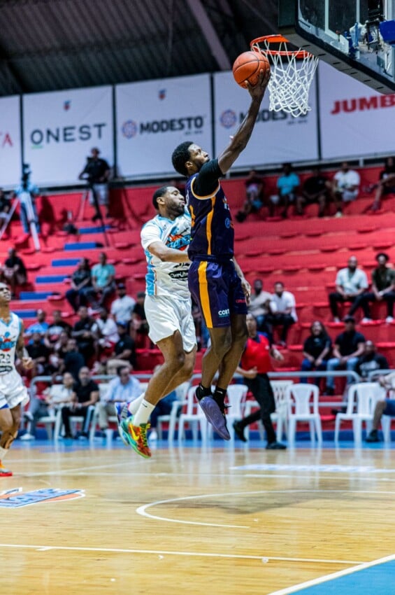 Spearman decide en el cierre y da triunfo a Titanes sobre Héroes