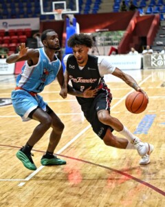 Charlie Brown Jr lidera triunfo de Gigantes de San Francisco ante Titanes