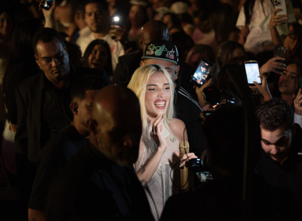 Elena Rose fue desnudando su universo musical, combinando canciones enérgicas con baladas íntimas.