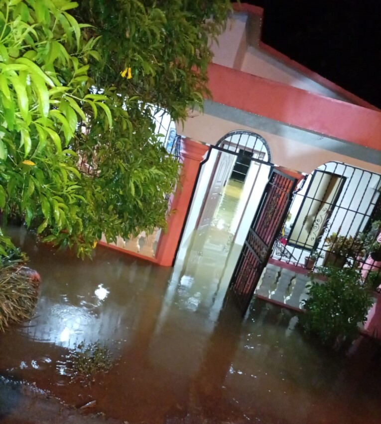 Una de las casas inundadas por las lluvias en Platanal, Cotuí. Foto/Ramón Salcedo Soto