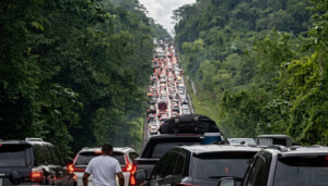 Cientos de vehículos provocan taponamientos en carreteras del Sur por Semana Santa