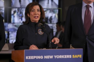 Critican a gobernadora de Nueva York por propuesta sobre cooperación entre Policía y ICE