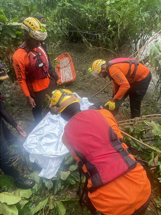 Momento en que recuperan cuerpo del joven.- Foto: Defensa Civil