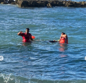 Hallan cuerpo de hombre flotando con equipo de buceo en el océano Atlántico