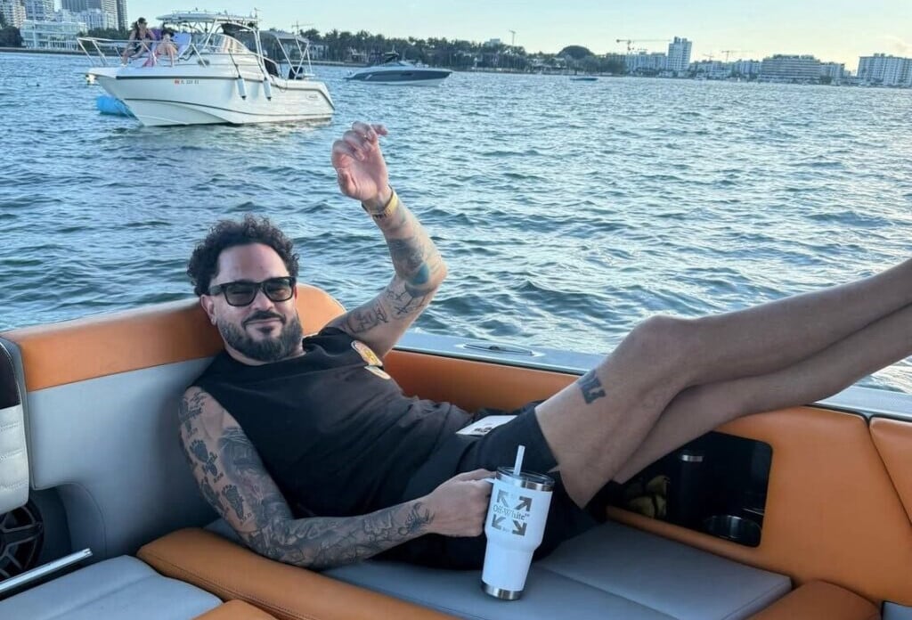 Demandan por US$1 millón a Raphy Pina; mujer afirma haber perdido un dedo en su yate