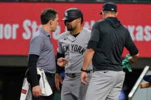 Jasson Domínguez recibe pelotazo en el codo izquierdo; será evaluado