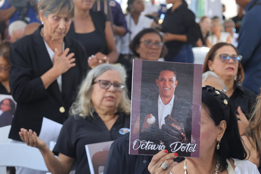 Asistentes a actos conmemorativos este jueves en la denominada "zona cero" del Jet Set.- Foto: Eliezer Tapia