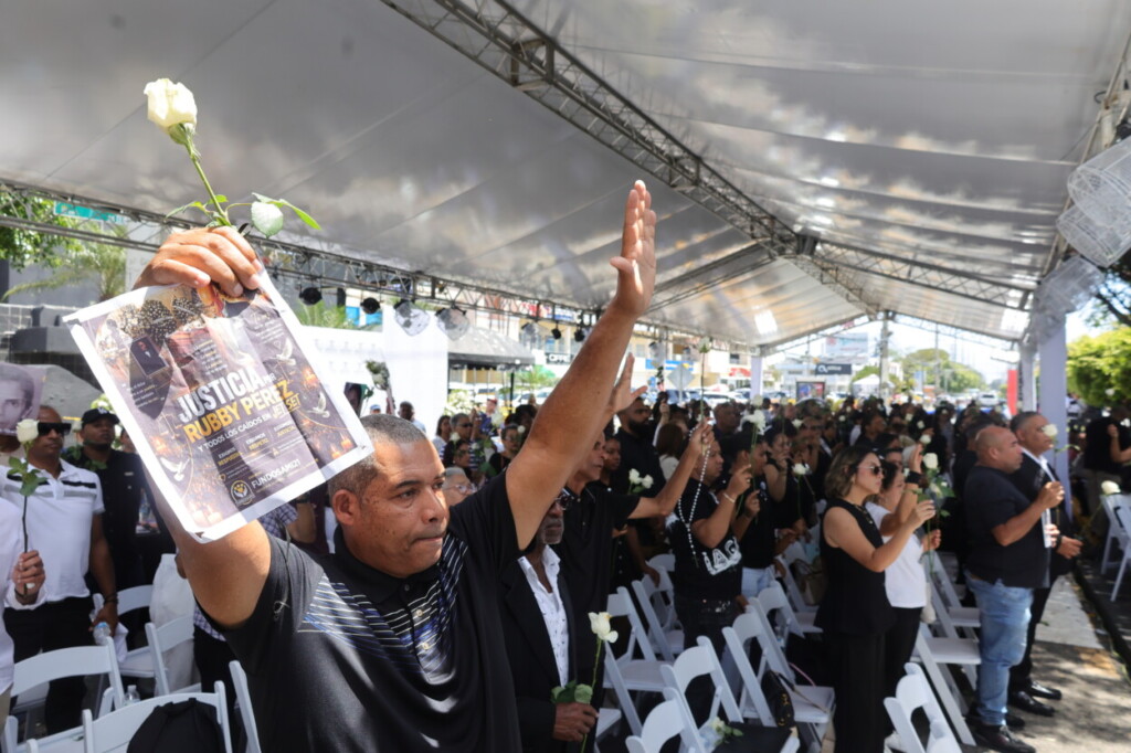 Asistentes a actos conmemorativos este jueves en la denominada "zona cero" del Jet Set.- Foto: Eliezer Tapia