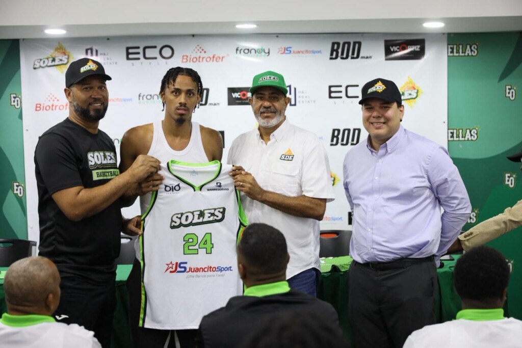 Pedro Chalas Ferreras, presidente de Soles del Este, le entrega la camisera que usarán como visitante a Darwin Rosario, junto a Manuel Guzmán. / Fuente externa.