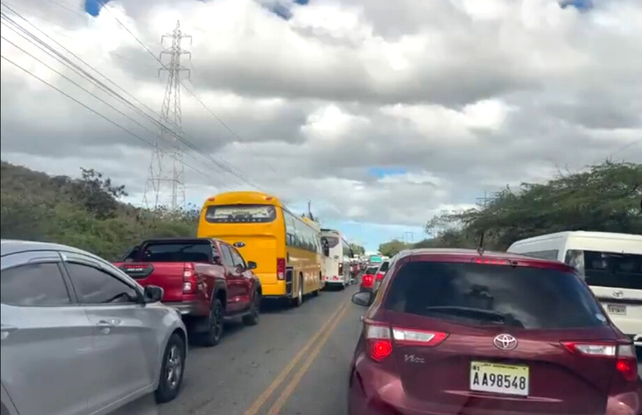 Miles de personas que se desplazan hacia el sur de la República Dominicana por el asueto de Semana Santa se vieron afectadas por un prolongado taponamiento vehicular registrado en la carretera Sánchez, próximo al cruce de Ocoa.