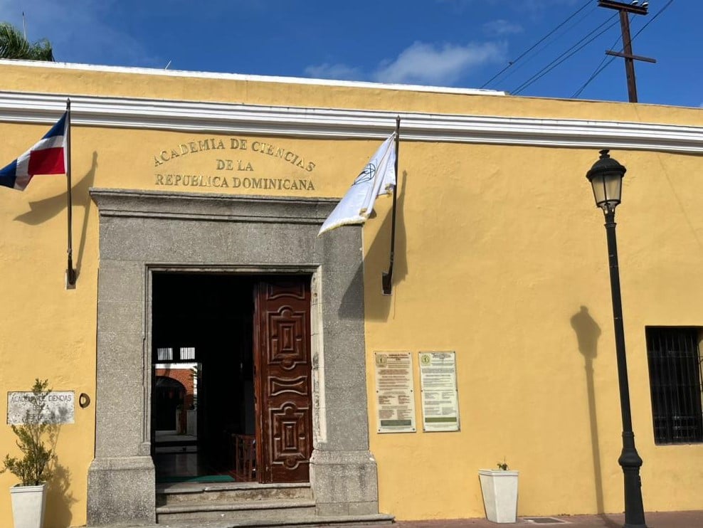 Academia de Ciencias advierte escasez de profesores Biología, Física, Química y Naturales