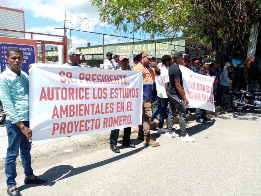 Grupo de personas solictan al gobierno, vía Ministerio de  Medio Ambiente, autirizar la explotación de la minería, ubicada al Sur del país.