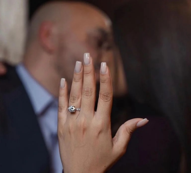 Taina Pimentel mostró muy feliz su llamativo anillo de compromiso.