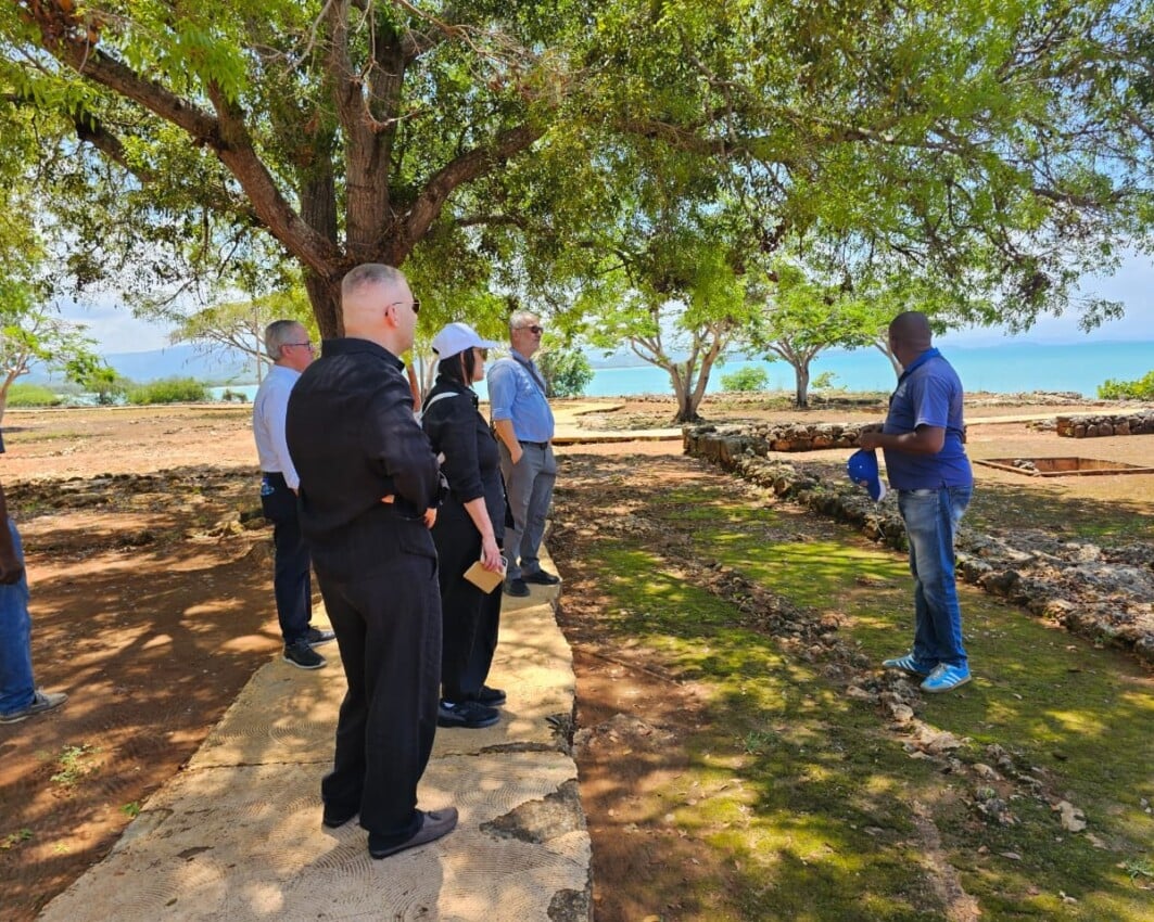 Harun Özdaş encabeza visita técnica a La Isabela en respaldo al patrimonio cultural