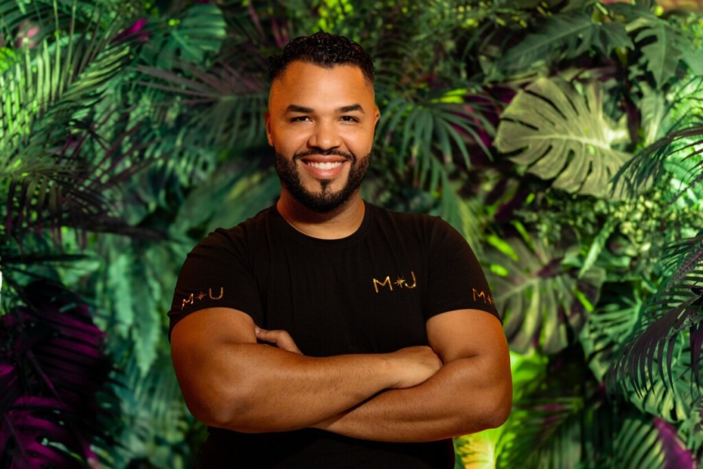 Alix Durán recomienda mantener el maquillaje fresco, evitando añadir capas de polvo sin retirar el exceso de grasa.