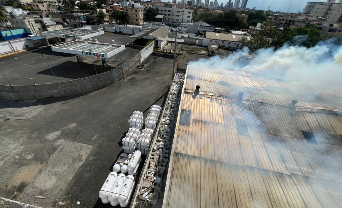 Incendio afecta empresa de plásticos en Alma Rosa SDE